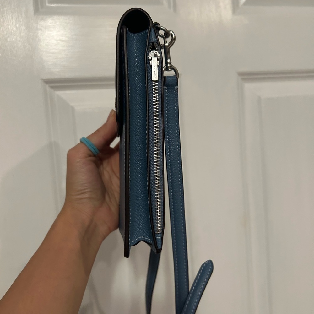Coach Blue Crossbody cellphone Bag like new - Picture 4 of 10